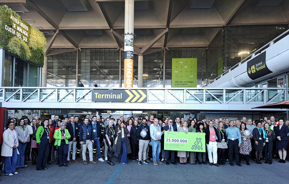 Representatives of the airport community celebrate the historic record in Malaga